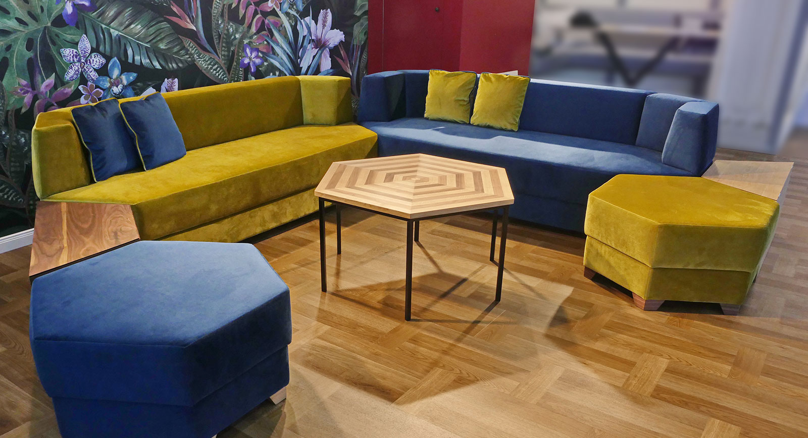Maßgefertigte Polstermöbel von ERGE: Sofas in Senfgelb und Blau auf Parkett